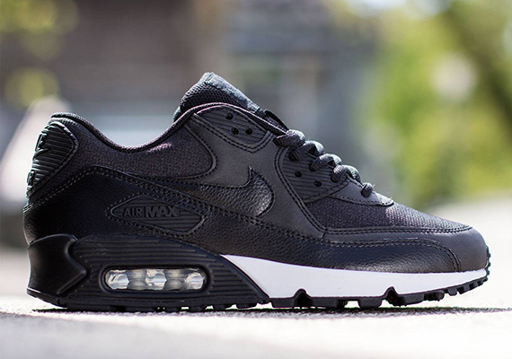 Nike Womens Air Max 90 Black Anthracite Metallic Silver 1