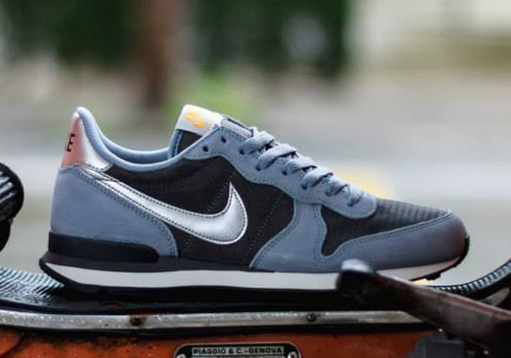 Nike Internationalist – Medium Ash – Metallic Silver