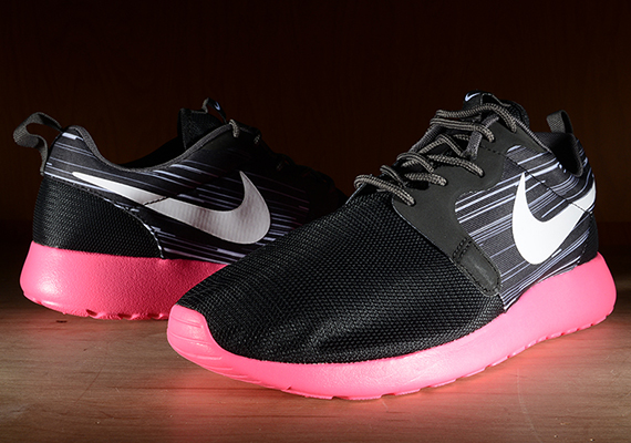 Nike Roshe Run HYP - Black - Hyper Pink