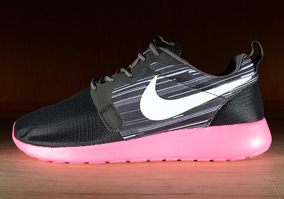 Nike Roshe Run Hyp Black Challenge Pink 4