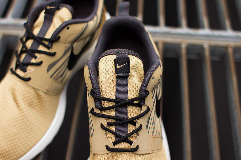 Nike Roshe Run Hyp Gold Black 05