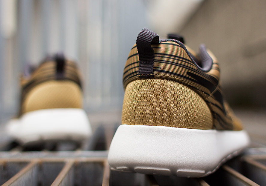 Nike Roshe Run Hyp Gold Black 06