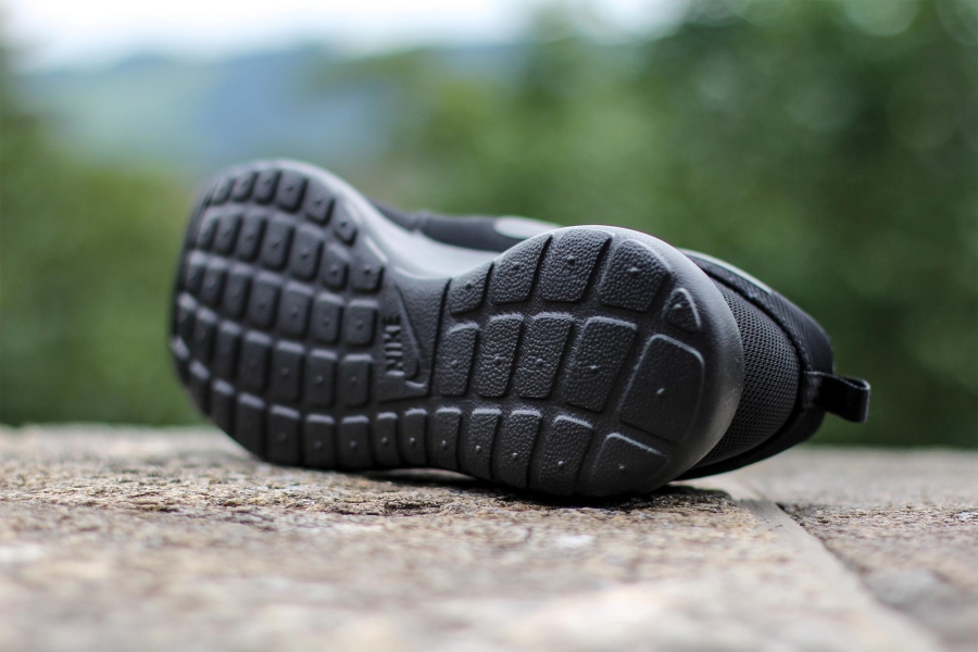 Nike Roshe Run Triple Black 01