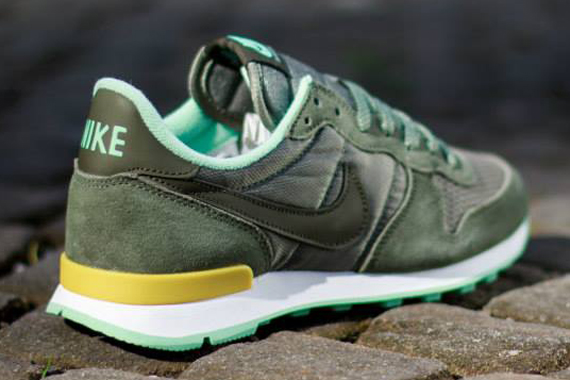 Nike Wmns Internationalist Cargo Khaki Med Mint 03