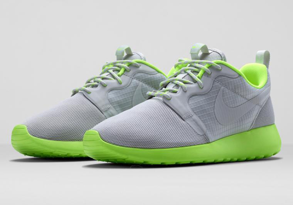 Nike Womens Roshe Run Hyp Light Bone Volt 01