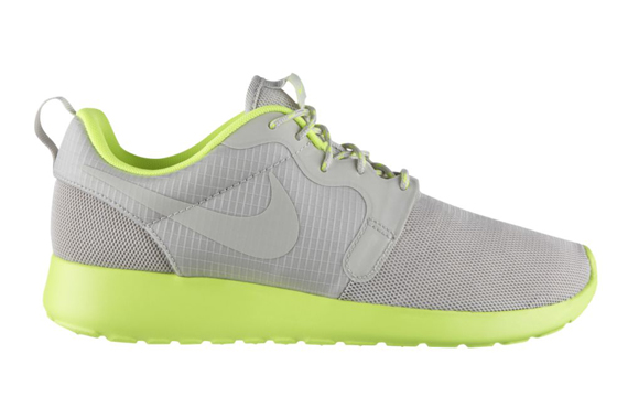 Nike Womens Roshe Run Hyp Light Bone Volt 02