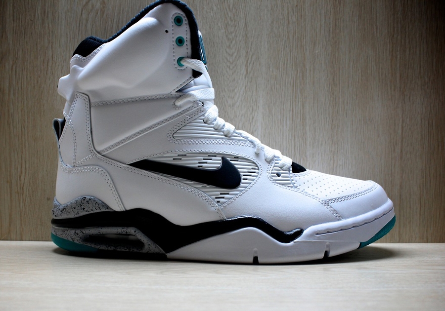 A Detailed Look at the Nike Air Command Force "Emerald"