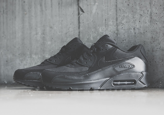 Nike Air Max 90 "Triple Black"