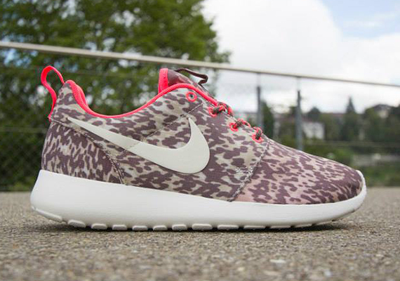 Nike Roshe Run Print Orewood Brown Hyper Punch 02