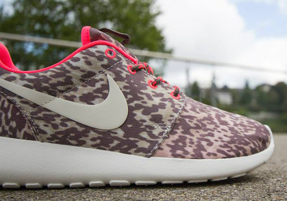 Nike Roshe Run Print Orewood Brown Hyper Punch 03