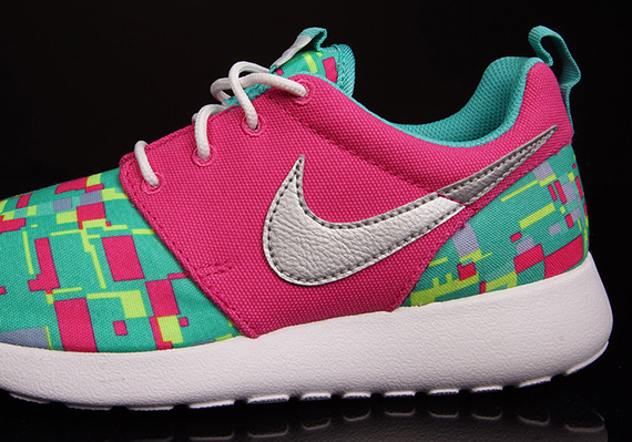 Nike Roshe Run GS – Vivid Pink – Metallic Silver – Hyper Jade