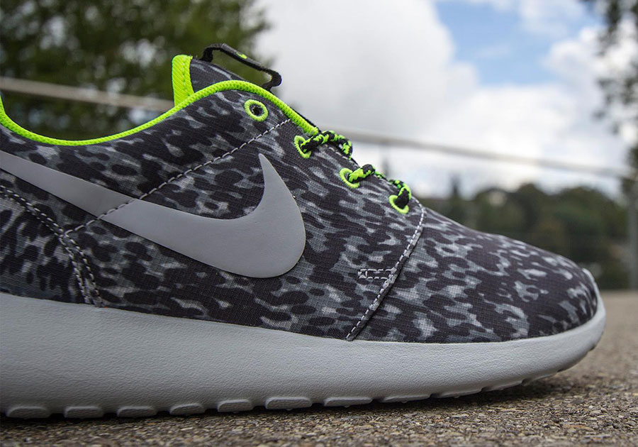 Nike Womens Roshe Run Print Cool Grey Volt 1