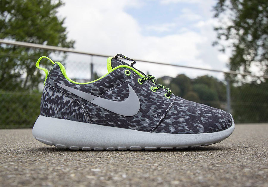 Nike Womens Roshe Run Print Cool Grey Volt 2
