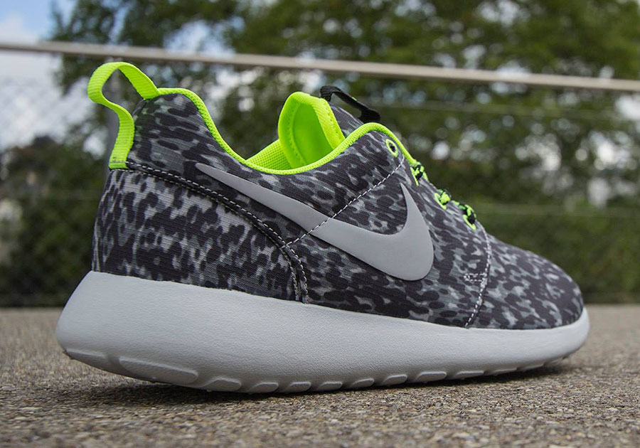 Nike Women's Roshe Run Print - Cool Grey - Volt