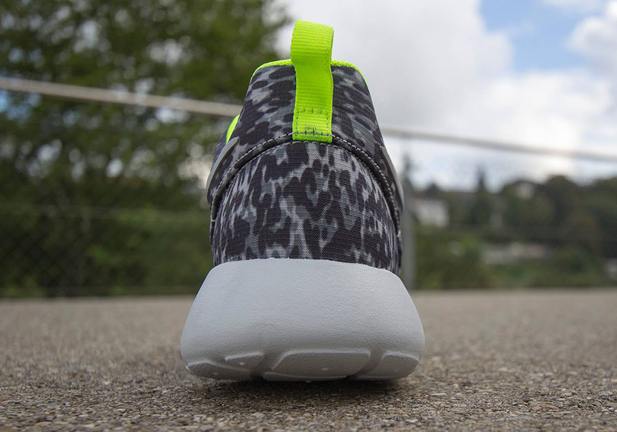 Nike Womens Roshe Run Print Cool Grey Volt 4