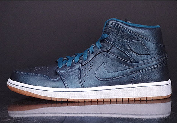 Air Jordan 1 Mid Nouveau Space Blue 01