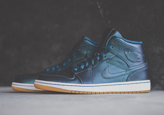 Air Jordan 1 Mid Nouveau Space Blue Available 01