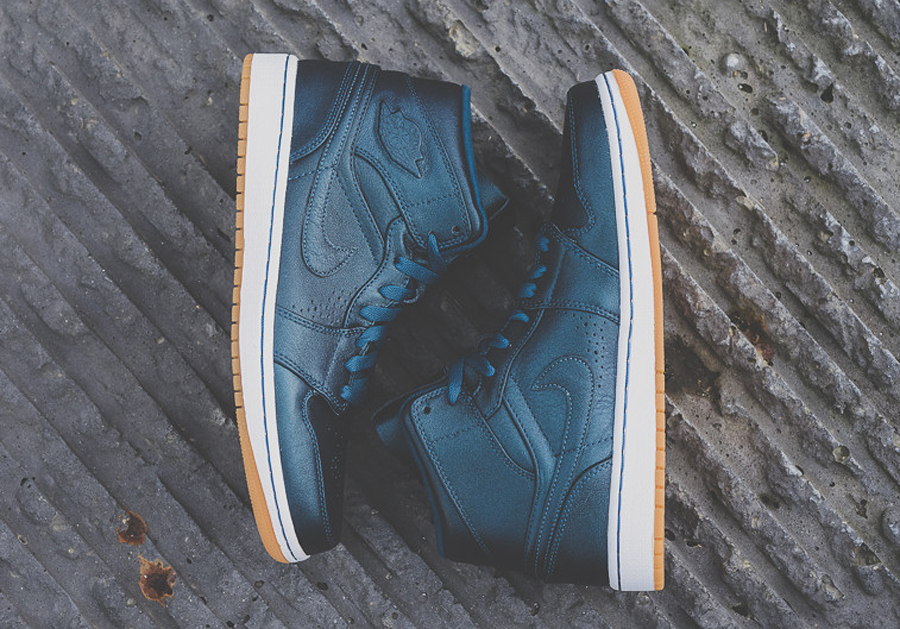 Air Jordan 1 Mid Nouveau Space Blue Available 02