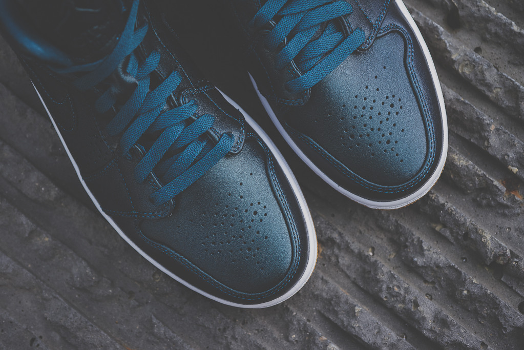Air Jordan 1 Mid Nouveau Space Blue Available 05