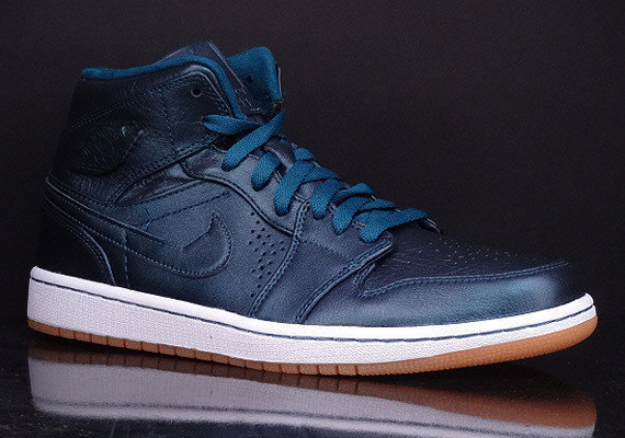 Air Jordan 1 Mid Nouveau “Space Blue”