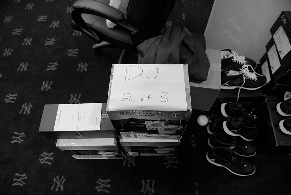 Derek Jeter Cleans Out Locker 01