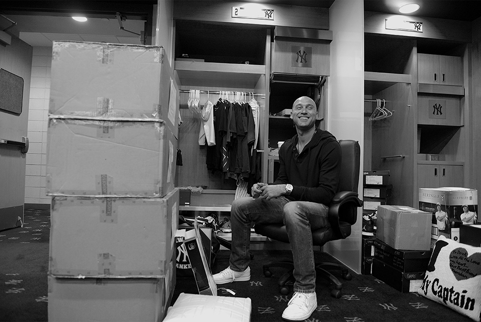 Derek Jeter Cleans Out Locker 06