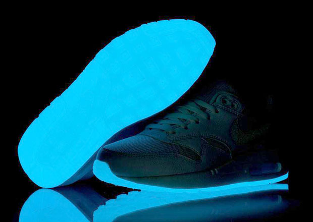 Nike Air Max 1 Gs Glowing Soles 01