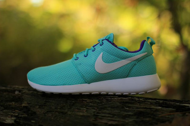 Nike Wmns Roshe Run Hyper Turq Grape 01