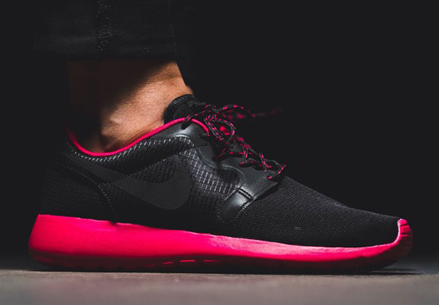 Nike Womens Roshe Run Hyperfuse Black Magenta 1