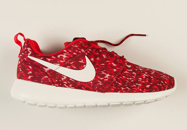 Nike Women’s Roshe Run Print – Red – Sail