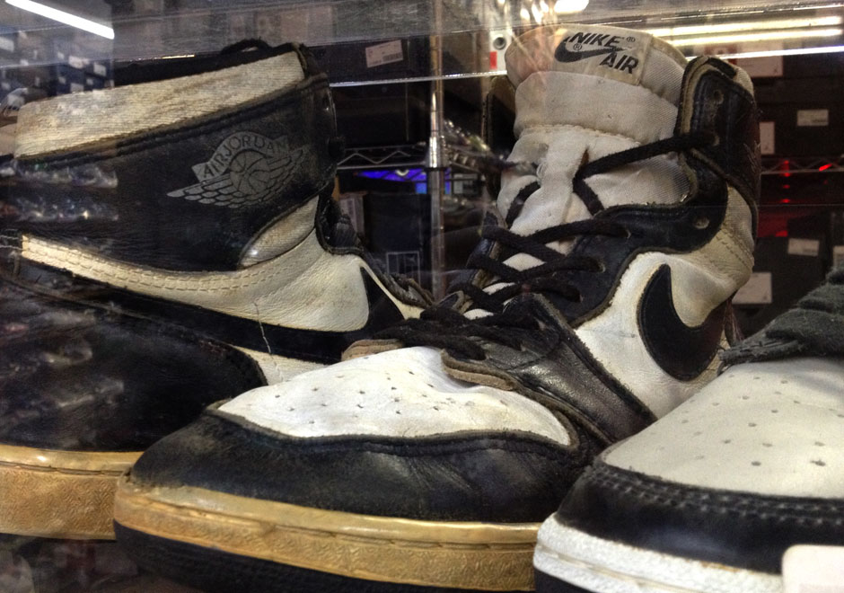 A Look at an Original Pair of the Air Jordan 1 High "Black/White"