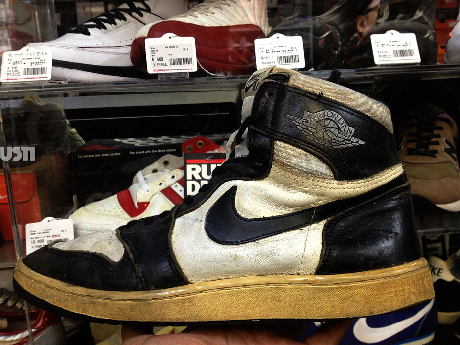 Air Jordan 1 High Black White Original Pair 02