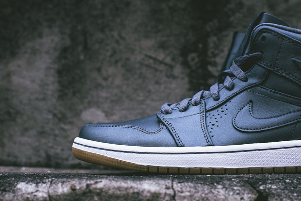 Air Jordan 1 Mid Nouveau Cool Grey Gum 04