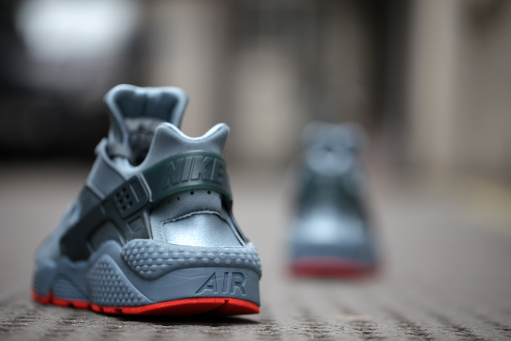 Nike Air Huarache Fb Graphite Classic Charcoal Bright Crimson 03