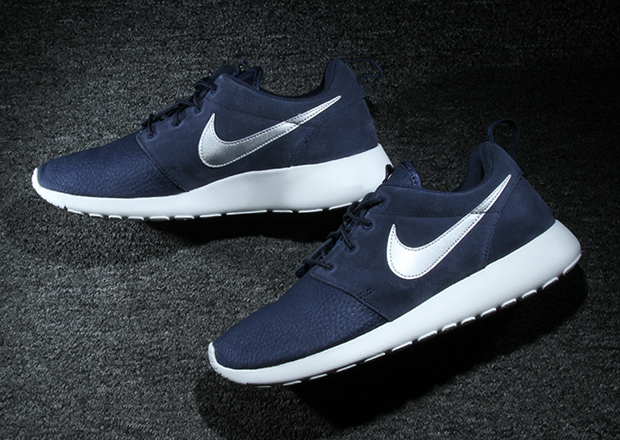 Nike Roshe Run Suede - Obsidian - Silver 