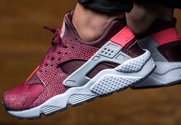 Nike Wmns Air Huarache Team Red 1