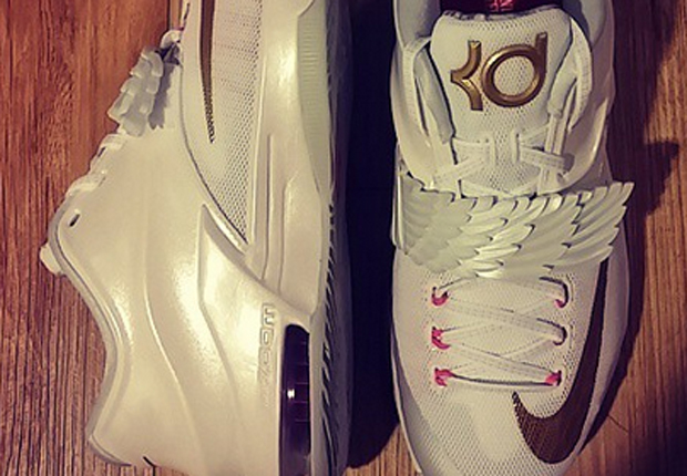 Another Look At The Nike KD 7 “Aunt Pearl”