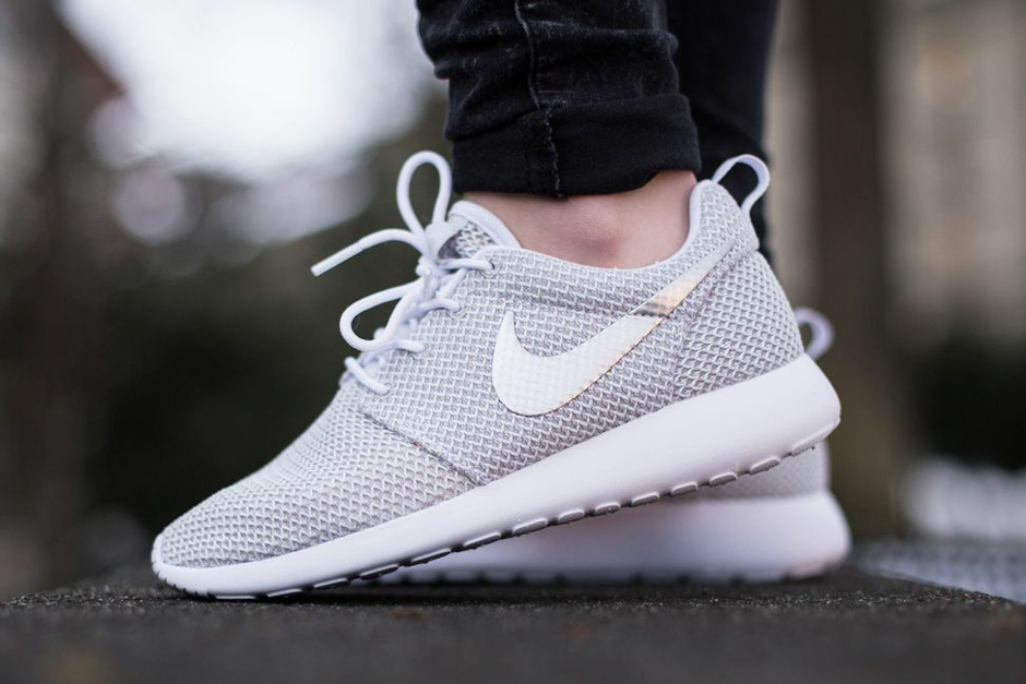 Nike Womens Roshe Run "Metallic Platinum"