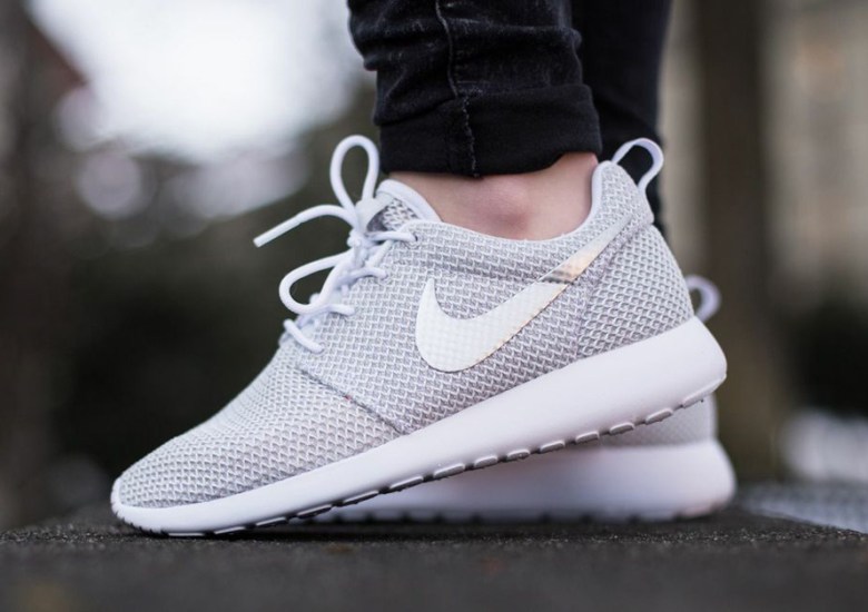 Nike Womens Roshe Run “Metallic Platinum”