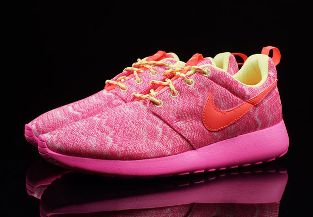 Nike Roshe Run GS “Pink Static”