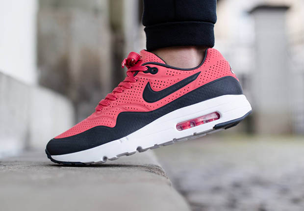 Nike Air Max Moire Bred 1