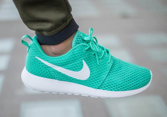 The OG “Calypso” Color Returns To A New Nike Roshe Run