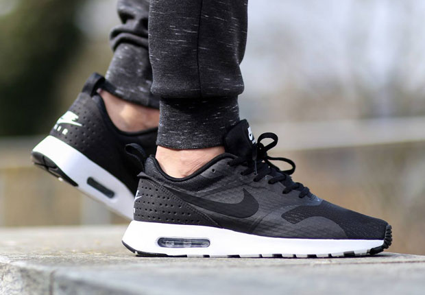 nike-air-max-tavas-black-white-1