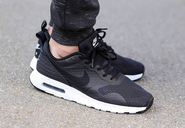 nike-air-max-tavas-black-white-2