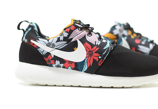 Nike Wmns Roshe Run Aloha Black 3