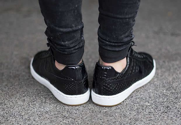 Nike Wmns Tennis Classic Ultra Premium Croc Black On Foot 4