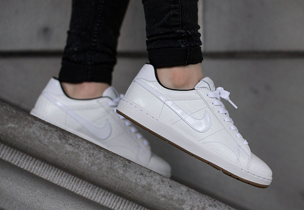 Nike Wmns Tennis Classic Ultra Premium Croc White On Foot 2