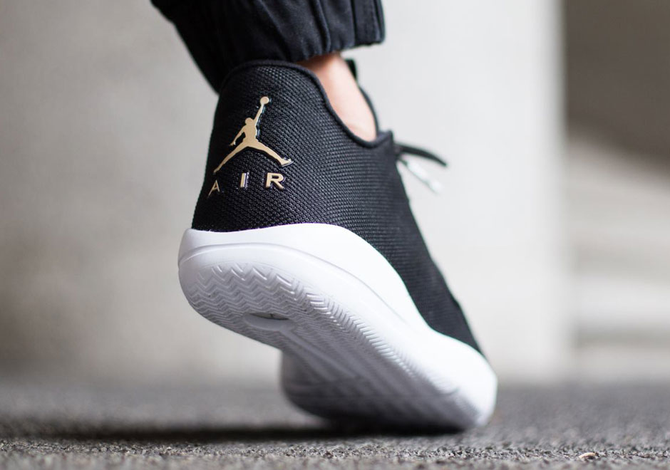 Jordan Eclipse Black Metallic Gold 01