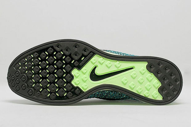 nike-flyknit-blue-lagoon-black-poison-green-04