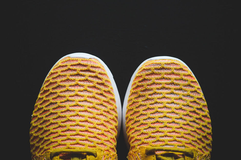 Nike Flyknit Roshe Run Gold Wmns 06